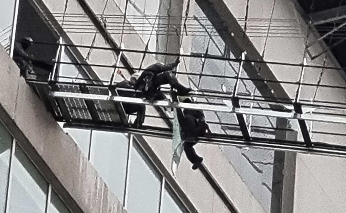 Tormenta derriba cristales y daña estructura del Sky Bridge en Palmas Plaza