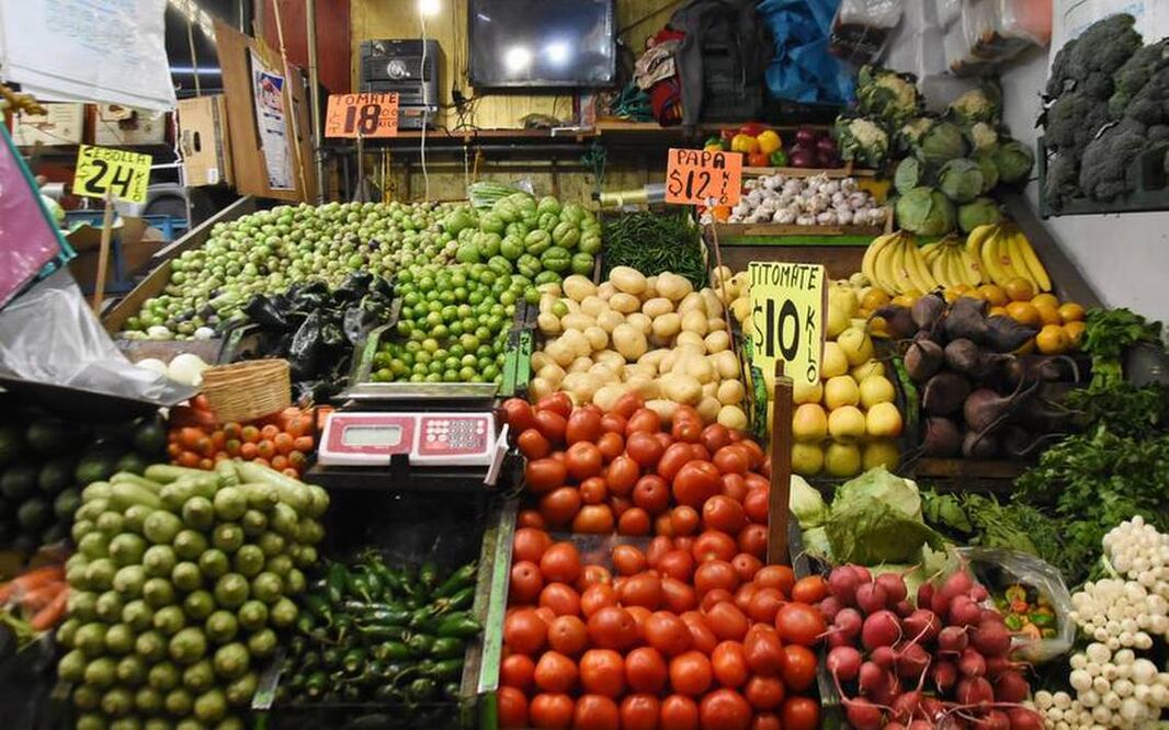La sequía ha tenido un impacto significativo en diversos productos alimenticios en México, como el tomate, azúcar, pepino, cilantro y frijol, provocando aumentos considerable en sus precios.
Foto: Producción El Universal Puebla