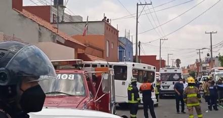 Microbús se estampa con casa en Tres Cruces y deja 6 lesionados