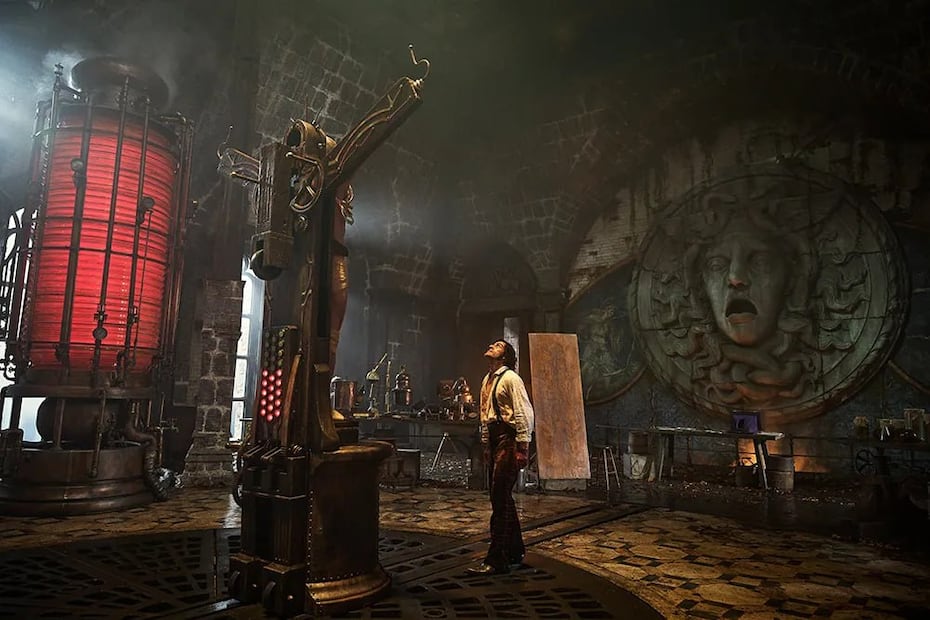 "Frankenstein" es una excelente combinación entre una adaptación fiel al libro y un homenaje a la película de 1951, salpimentado con la creatividad y corazón de Guillermo del Toro | Foto: Netflix