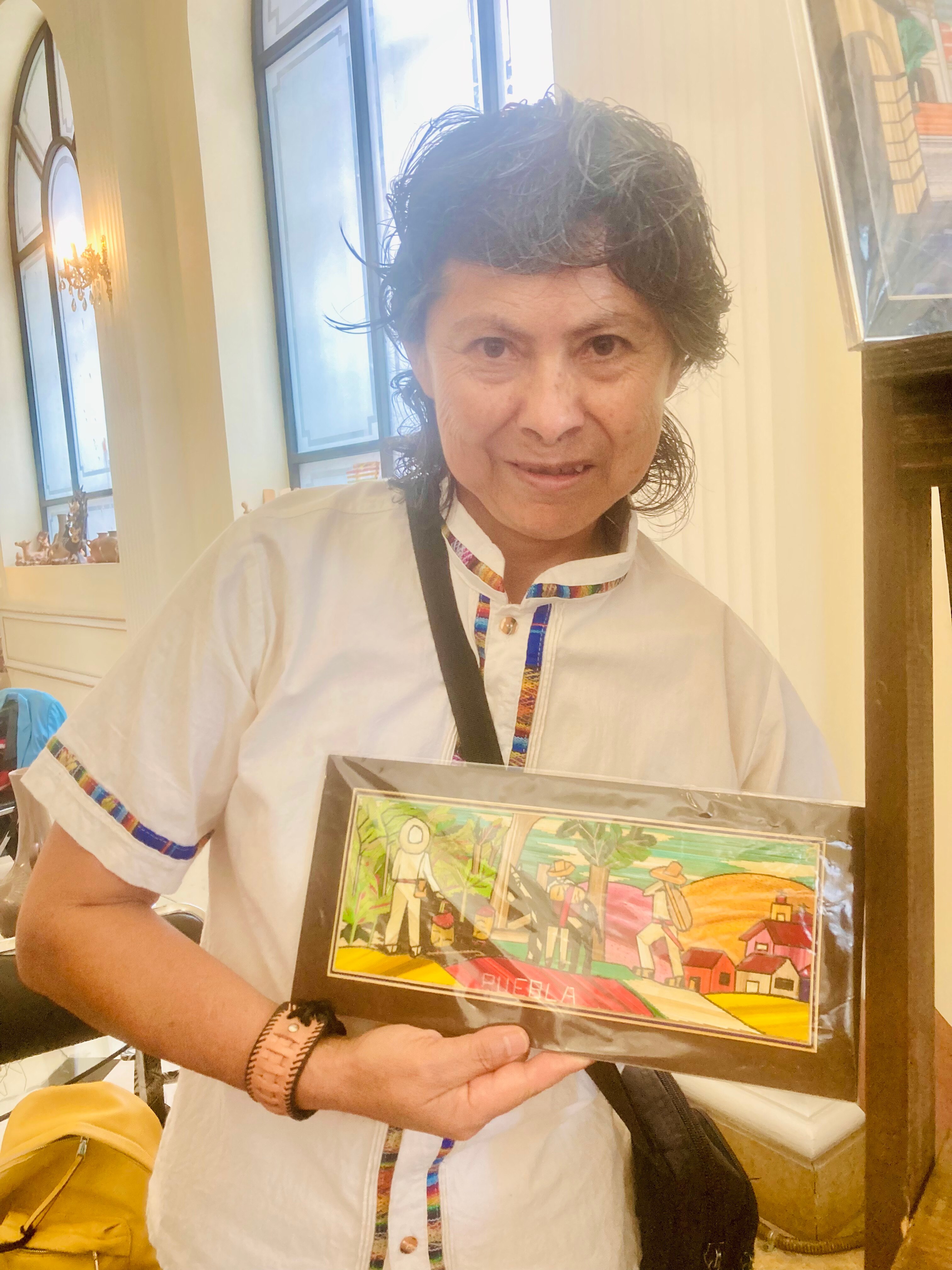 Con el popotillo, Andrea Juárez realiza varias obras de arte. | El Universal Puebla