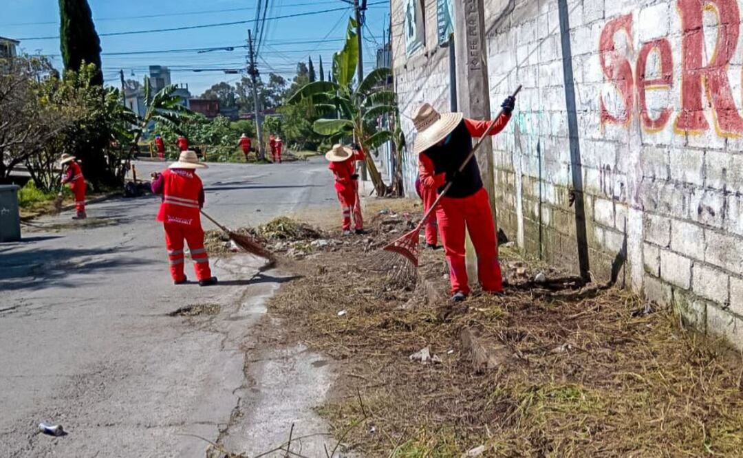 Cuadrillas de barrido manual y mecánico realizan limpieza de alcantarillado en vialidades principales | Foto: Ayuntamiento de Puebla