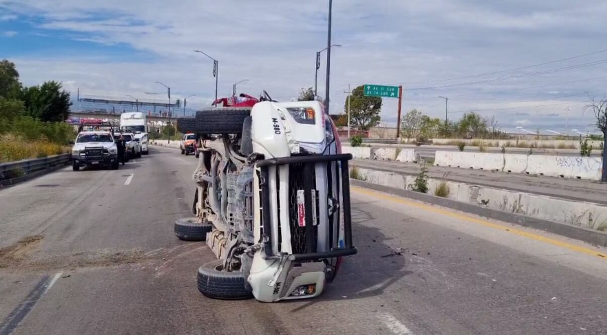 Un policía resultó herido y una patrulla terminó volcada en el Periférico Ecológico | Foto: Agencia Es Imagen para El Universal Puebla