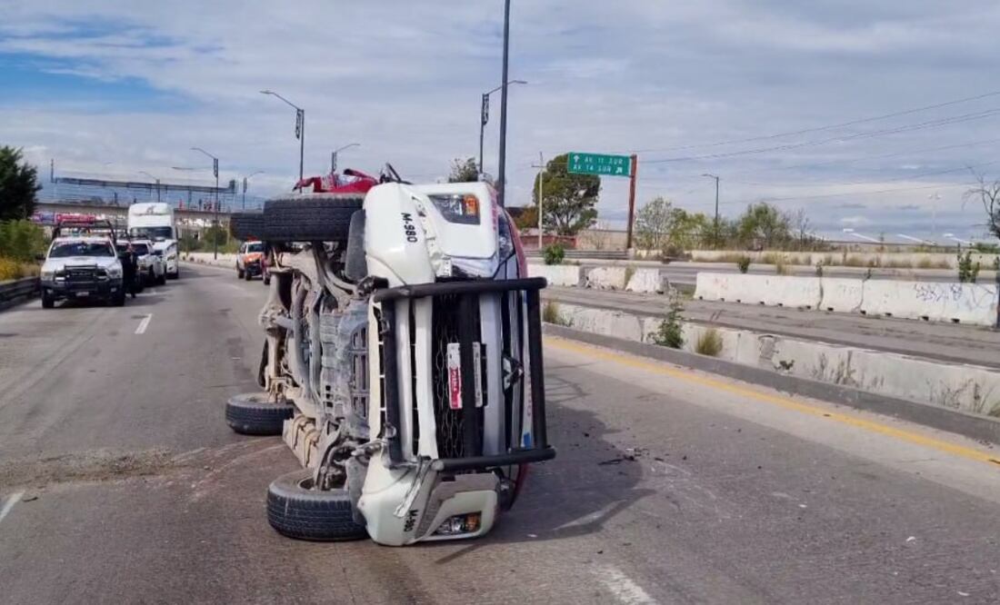 Un policía resultó herido y una patrulla terminó volcada en el Periférico Ecológico | Foto: Agencia Es Imagen para El Universal Puebla