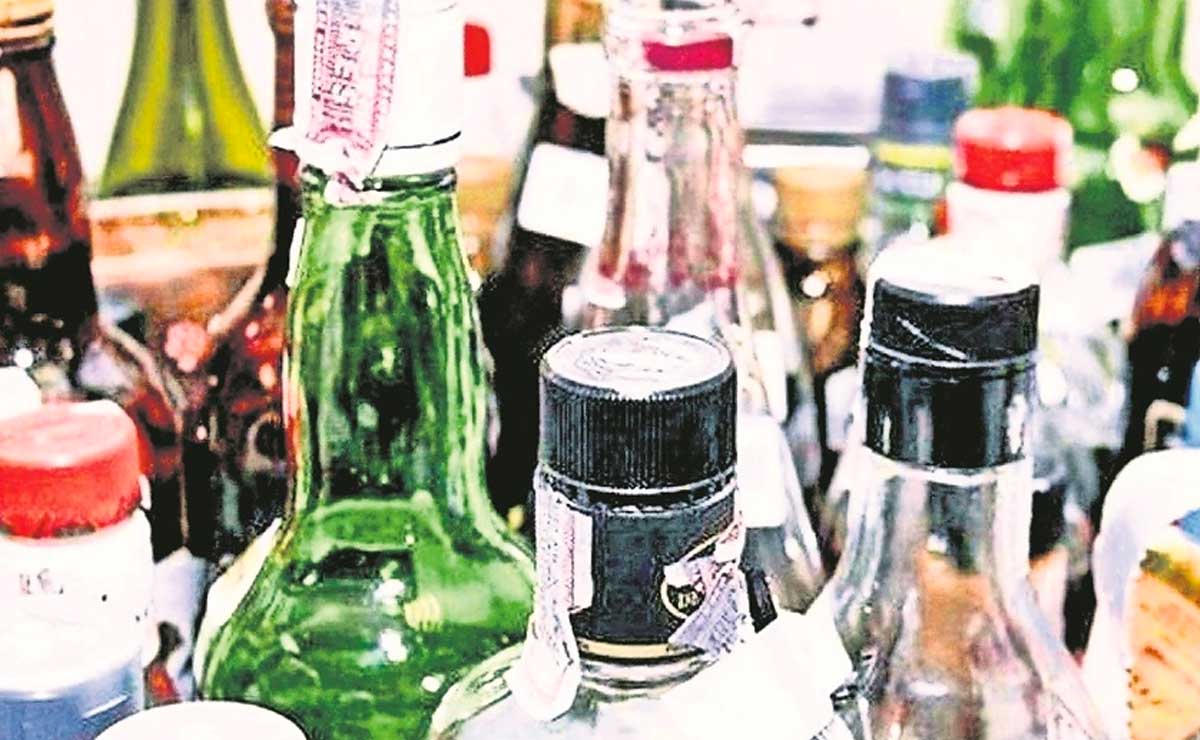 Aumentan casos de intoxicación por alcohol adulterado en Puebla, van 740 en 2022