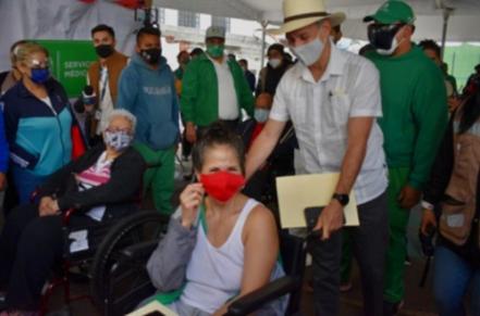 López-Gatell se vacuna contra Covid-19; “agradezco la calidad de la atención”, dice