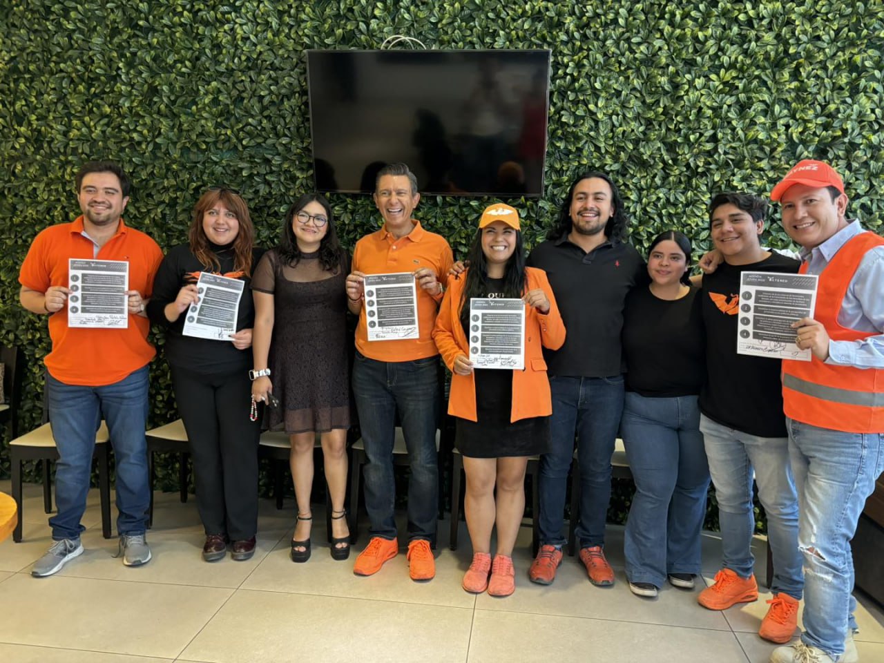 Rafael Cañedo firma agenda animalista y de la juventud