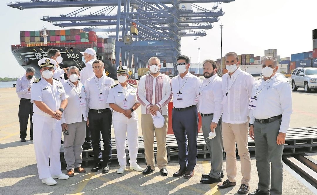 El gobernador Alfredo Ramírez (centro) propuso la construcción de una terminal marítima de cabotaje para que desde Lázaro Cárdenas se envíen cargas a otros puertos más pequeños. Foto: Twitter.