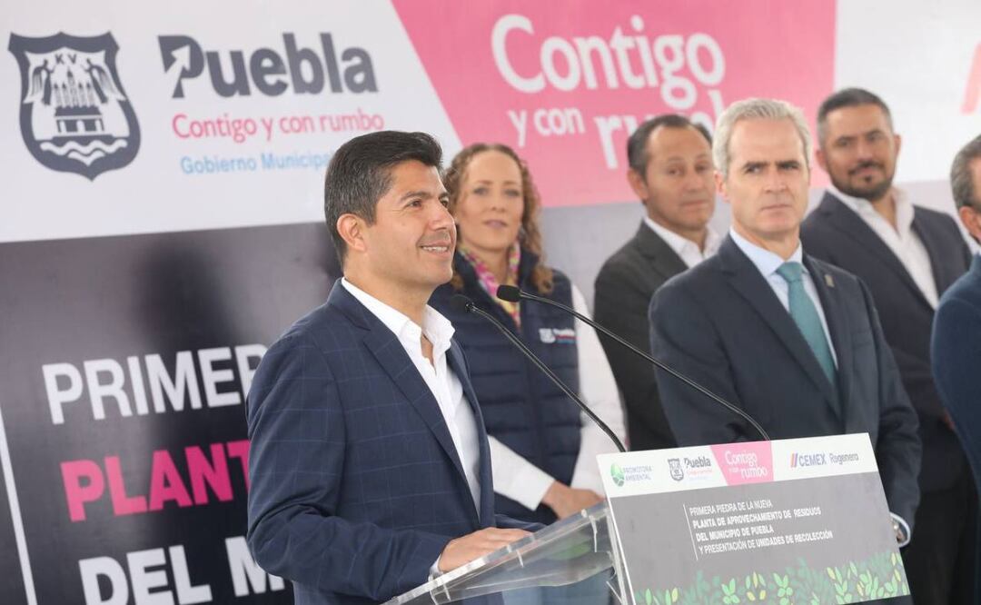 El presidente municipal de Puebla, Eduardo Rivera Pérez, encabezó la entrega de 65 unidades de recolección | Foto: Ayuntamiento de Puebla