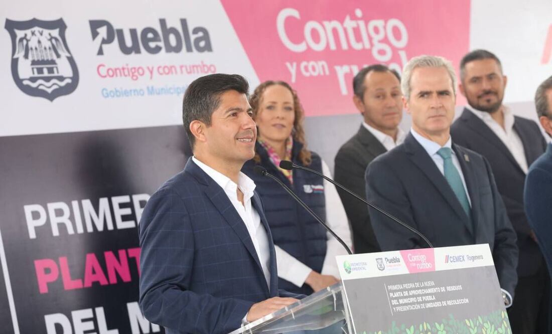El presidente municipal de Puebla, Eduardo Rivera Pérez, encabezó la entrega de 65 unidades de recolección | Foto: Ayuntamiento de Puebla