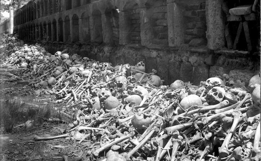 En esta foto se pueden observar miles de restos humanos apilados afuera del cementerio de El Carmen | Foto: Tlatoani Cuauhtémoc