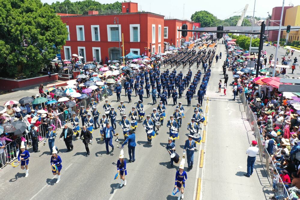 La rivalidad entre Centros Escolares crece en los desfiles del 5 de Mayo | Foto: Agencia Es Imagen para El Universal Puebla