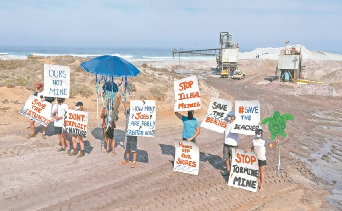 Ambientalistas protestan contra la firma Mineral Commodities Limited Australia, al norte de Ciudad del Cabo, en Sudáfrica. Foto: Nic Bothma. EFE