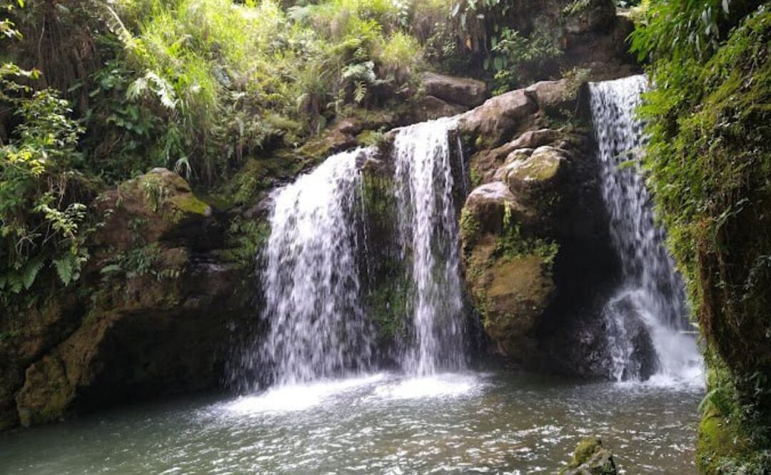 En San Andrés Tzicuilan, Cuetzalan hay una hermosa cascada secreta con una caída de 50 metros | Foto: Google / Karim Martínez Rodríguez