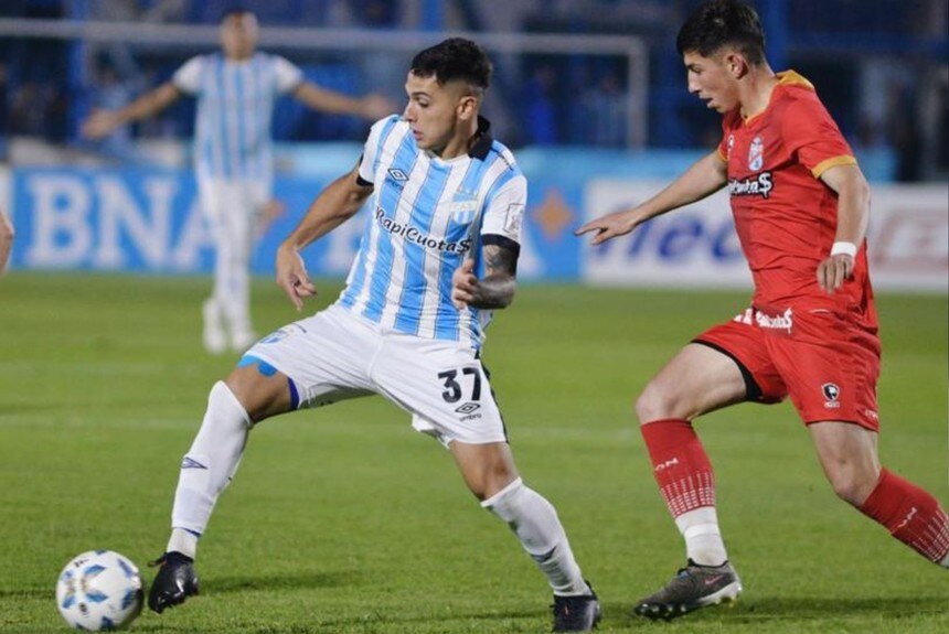 Es notable que el Club Puebla haya puesto su interés en Mateo Coronel, considerando que ya tienen bien cubierta la posición de centro delantero con Lucas Cavallini, líder de goleo de la Liga MX. 


Foto: Producción El Universal Puebla