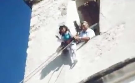 ¿Qué es eso? Niño vestido de ángel baja torre de iglesia en Puebla y sorprende en redes