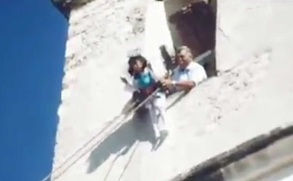 ¿Qué es eso? Niño vestido de ángel baja  torre de iglesia en Puebla y sorprende en redes