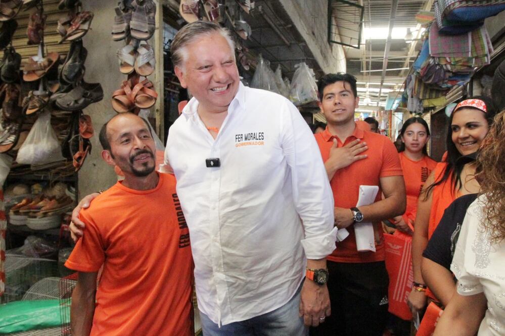 Fernando Morales estuvo con comerciantes en Amozoc | Foto X Fernando Morales