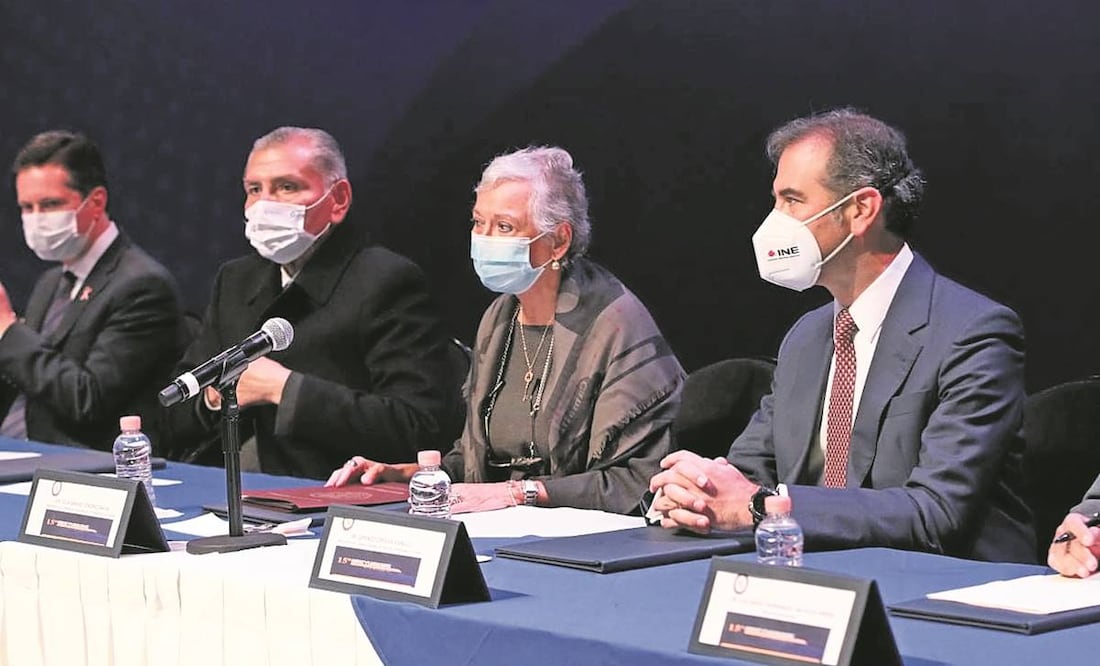 El secretario de Gobernación, Adán Augusto López; la presidenta del Senado, Olga Sánchez Cordero, y el consejero presidente del INE, Lorenzo Córdova. Foto: Especial.