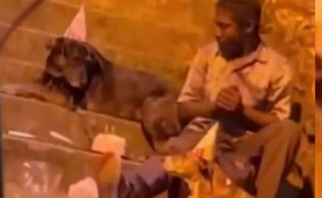 El habitante de la calle celebró el compleaños a sus mascotas. Foto: Tomada del video