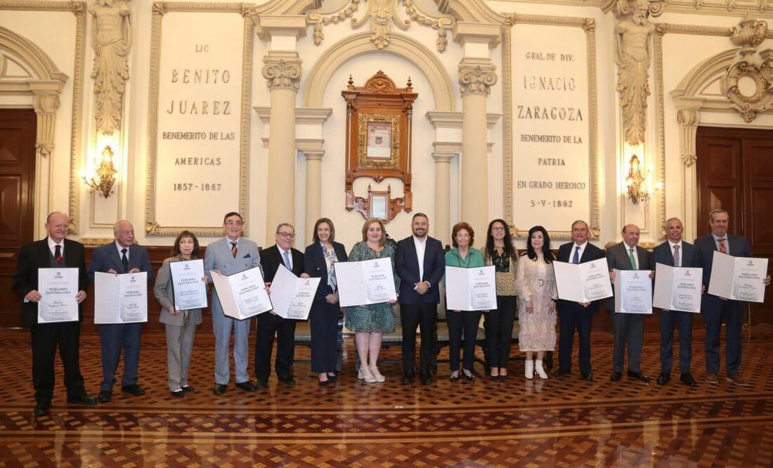 Adán Domínguez reconoció a notarios como poblanos distinguidos. | Foto Ayuntamiento de Puebla