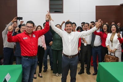 Néstor Camarillo se registra en el PRI como precandidato al Senado