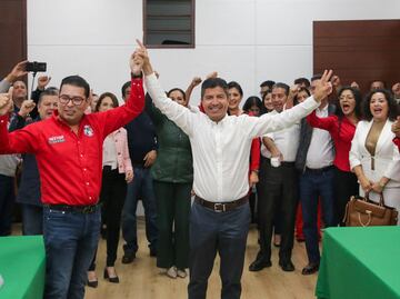 Néstor Camarillo se registra en el PRI como precandidato al Senado