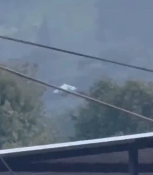 Según los habitantes, el hecho ocurrió antes del anochecer. En algunos videos, el objeto parece perder velocidad y descender ligeramente, mientras que en otros se muestra volando a baja altura y luego elevándose a varios metros.
Foto: Producción El Universal Puebla