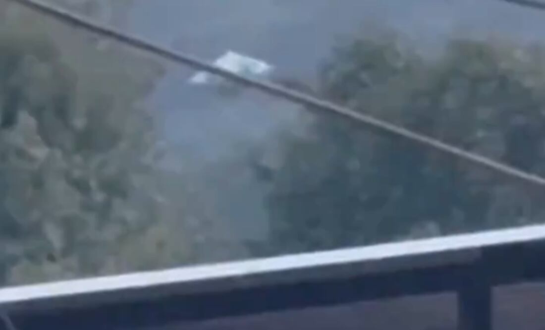 Según los habitantes, el hecho ocurrió antes del anochecer. En algunos videos, el objeto parece perder velocidad y descender ligeramente, mientras que en otros se muestra volando a baja altura y luego elevándose a varios metros.
Foto: Producción El Universal Puebla