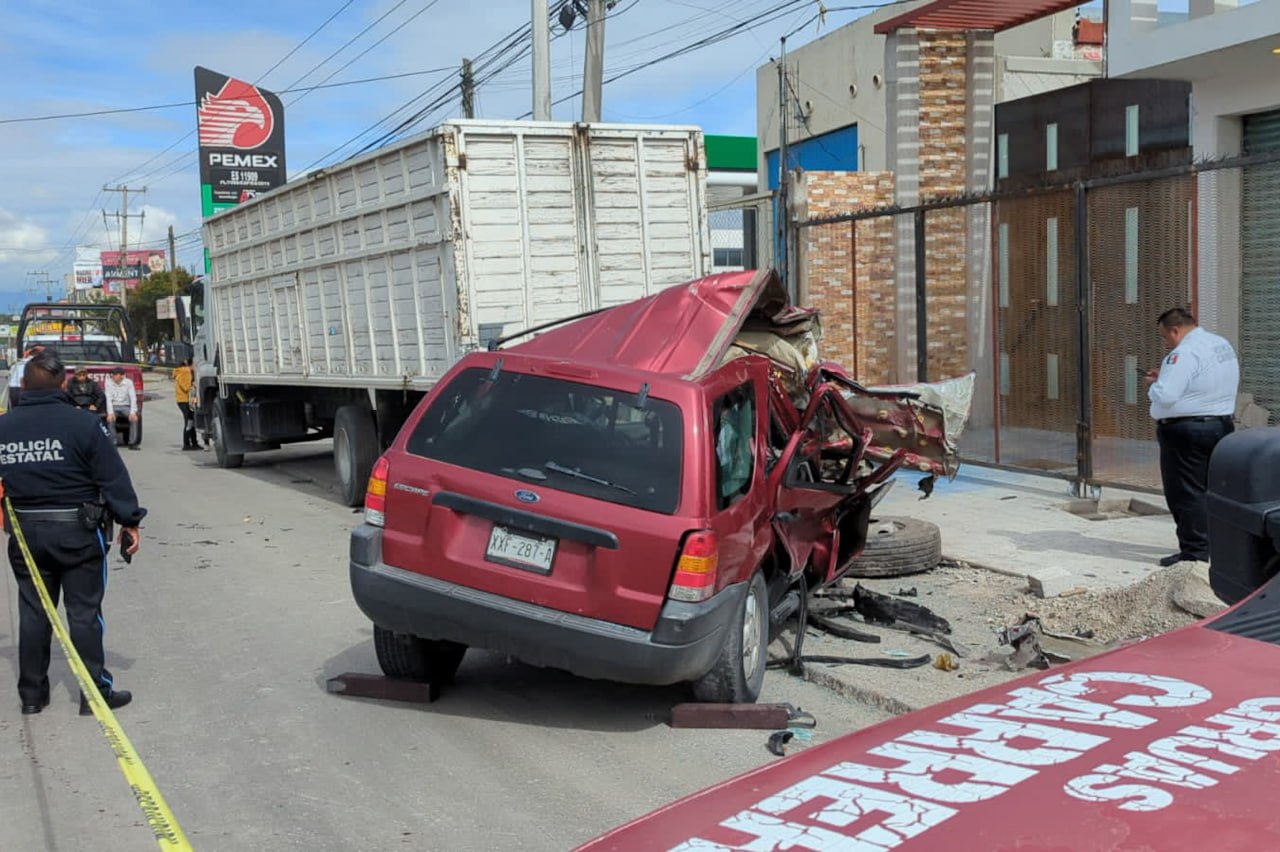 El conductor de una camioneta se impactó en la parte trasera de un camión y perdió la vida | Es Imagen para El Universal Puebla