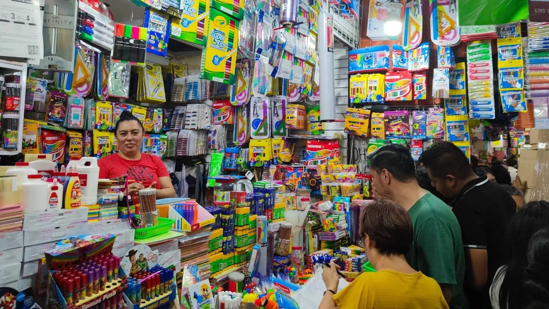 De los 14 bolígrafos evaluados, el que recibió la calificación de "Excelente" fue el BIC Dura+, fabricado en México, con una capacidad de escritura de 2,847 metros lineales. 

Foto: Producción El Universal Puebla