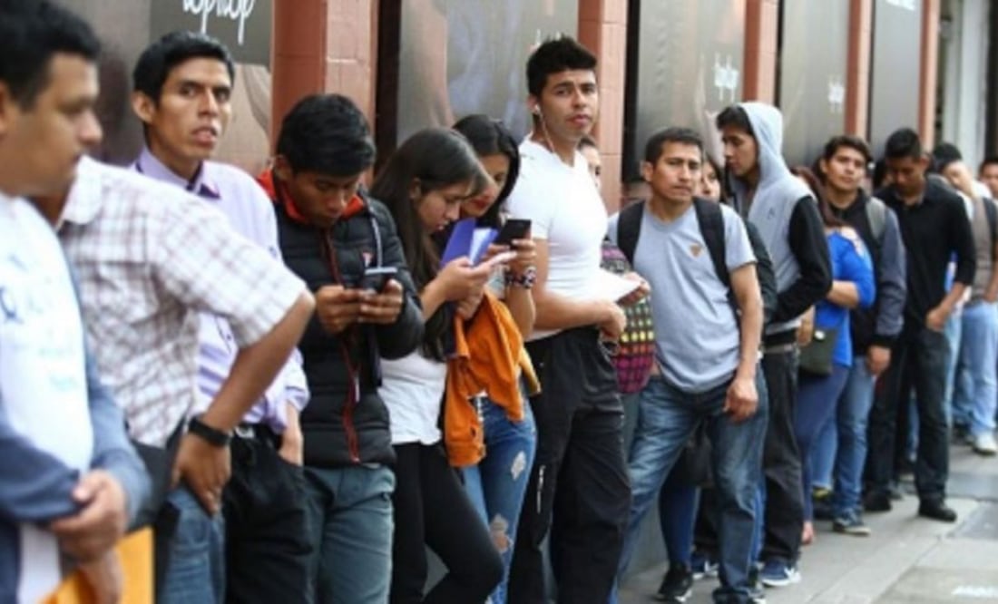 El documento, originado de una iniciativa presentada el 5 de febrero de 2024 por el Ejecutivo Federal y respaldada por diputados, propone que el Estado otorgue un apoyo económico mensual equivalente, al menos, a un salario mínimo general vigente a jóvenes de entre dieciocho y veintinueve años.
Foto: Producción El Universal Puebla
