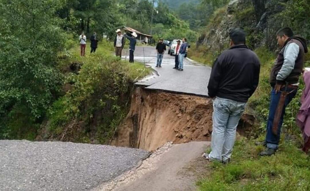 Habitantes de comunidades indígenas de la Sierra Norte-Nororiental acusaron que la carretera Tetela-Zacapoaxtla no fue reconstruida como se prometió. | Foto: Twitter Protección Civil Estatal