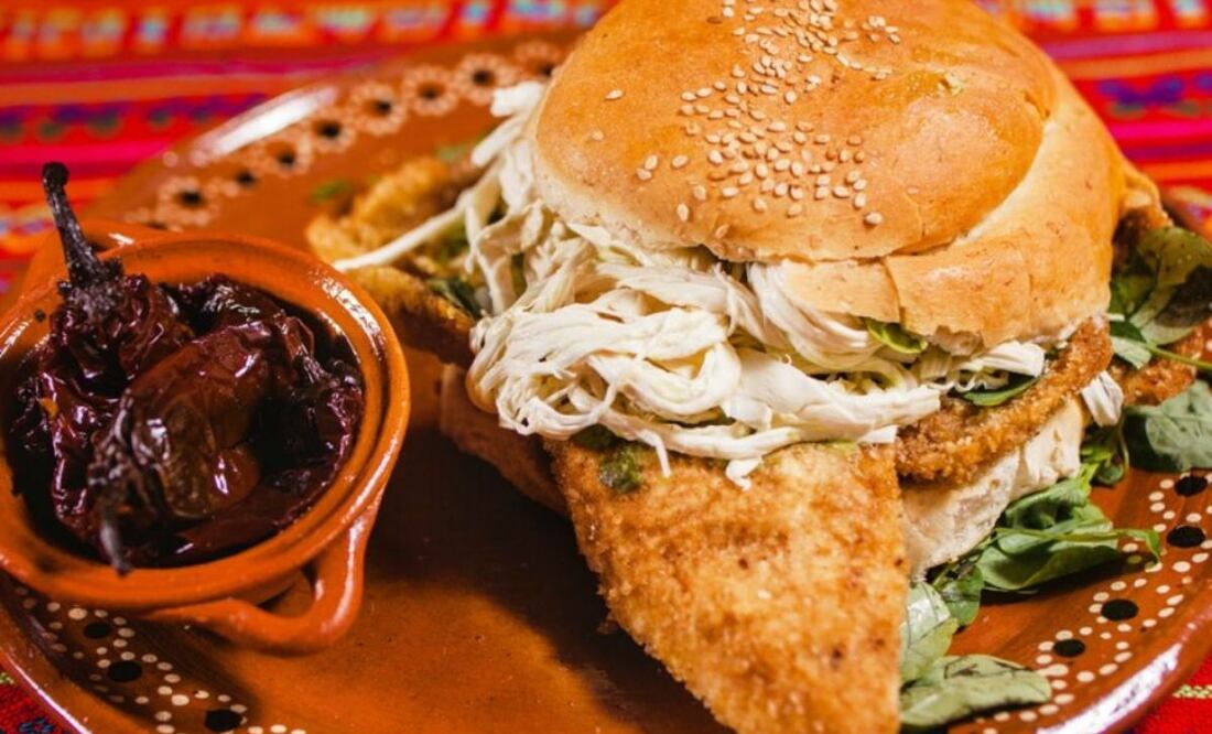 A pocas calles del Zócalo de Puebla se encuentra el mercado de "El Carmen", un animado centro de abasto donde tanto poblanos como turistas son recibidos por aromas irresistibles de pan, carne empanizada, queso, pápalo, aceite y picante.
Foto: Producción El Universal Puebla