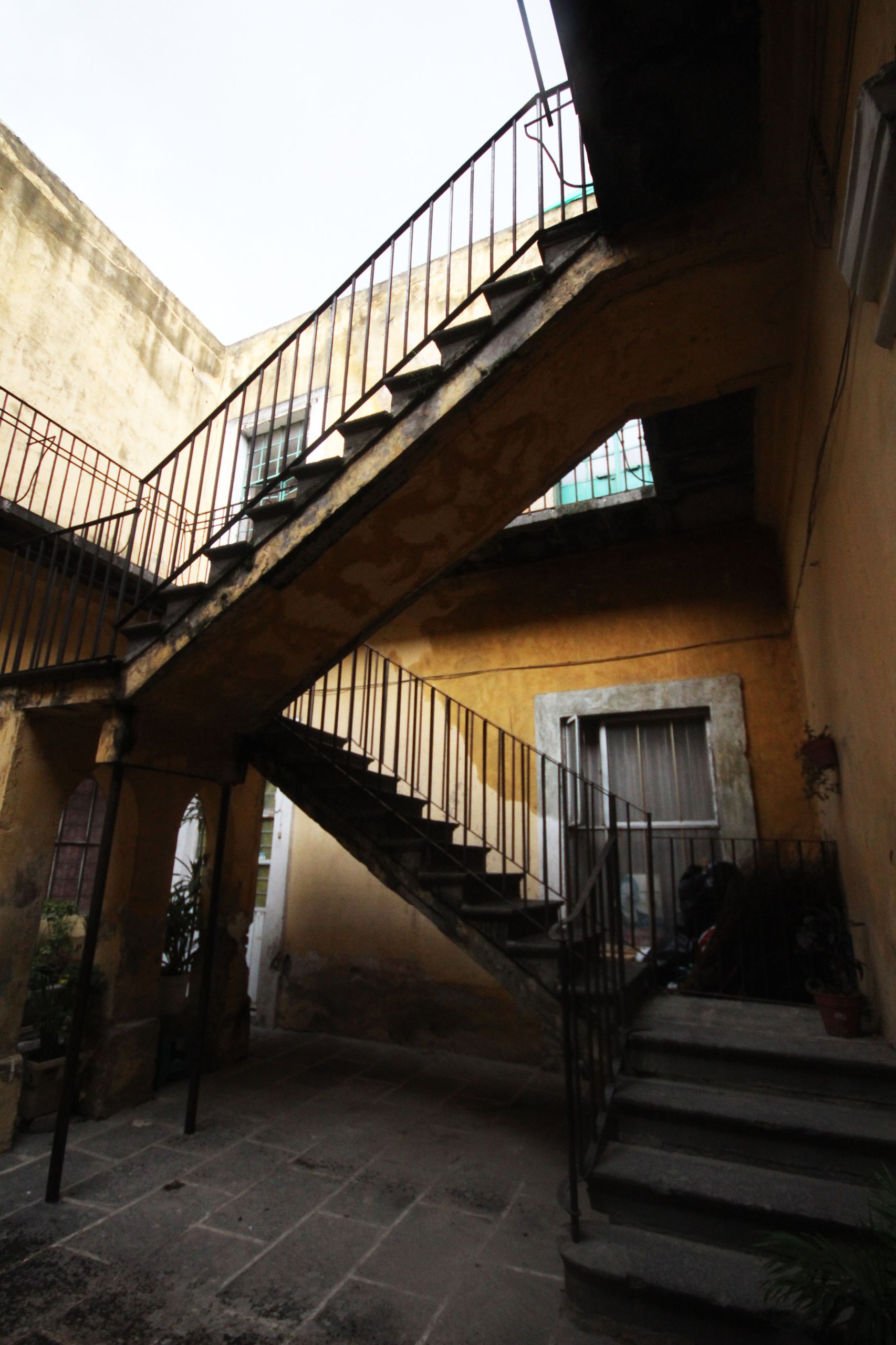 En varias calles del Centro Histórico de Puebla aún hay vecindades, algunas habitadas y otras abandonadas | Agencia Es Imagen para El Universal Puebla