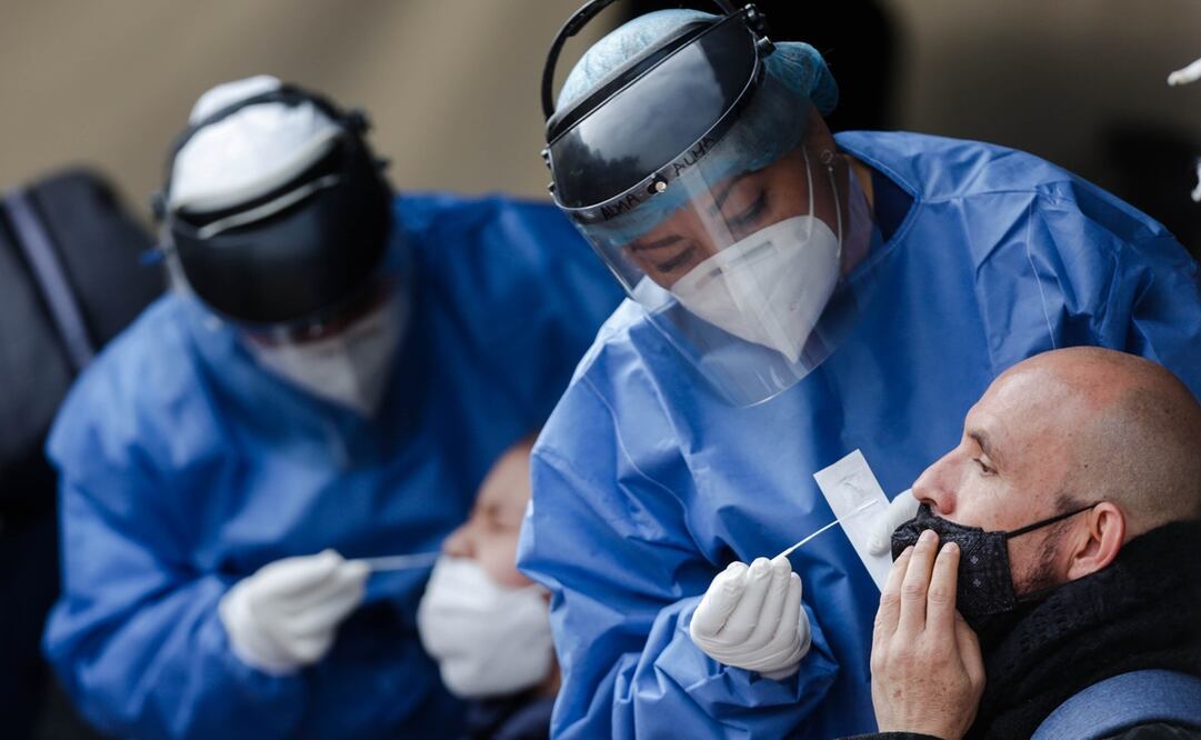 Trabajadores de la salud realizan pruebas de detección de Covid-19 / Foto: Xinhua