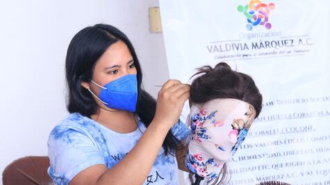 Alejandra es sobreviviente de cáncer y ahora ayuda a otros pacientes en su recuperación