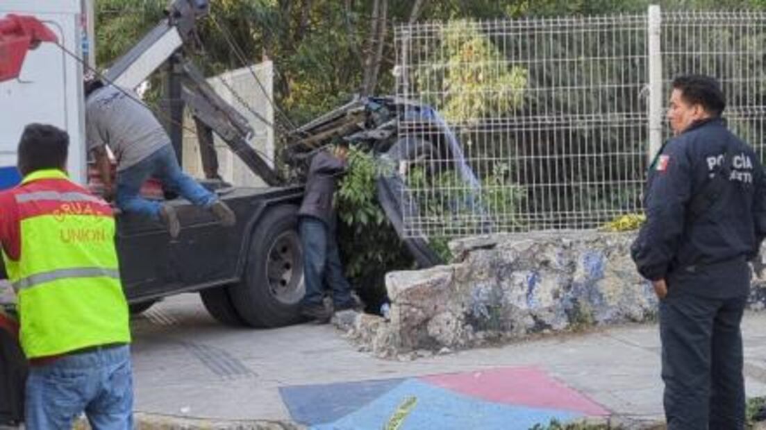 Muere joven tras chocar y caer 10 metros a una barranca de Prados Agua Azul