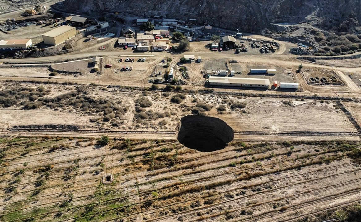 El socavón de Atacama tiene 32 metros de diámetro. Foto: AFP