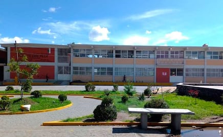 Maestra de primaria cobra 5 pesos al niño que le vea el escote o las piernas