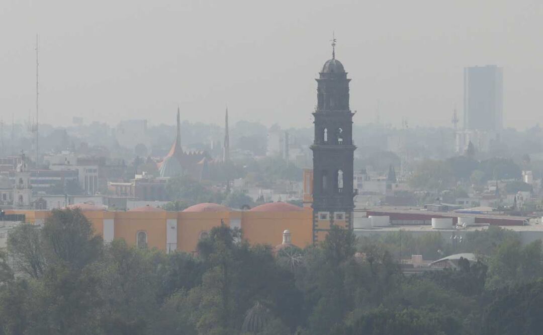 Debido a la mala calidad del aire en Puebla se recomienda evitar actividades fuera de casa | foto: agencia Es Imagen para El Universal Puebla