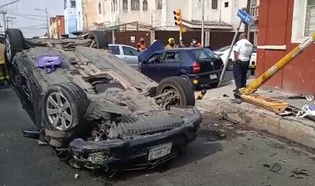 Deja dos personas lesionadas accidente vial en El Carmen 