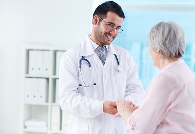 Funciones y salarios de un médico en Puebla. Fuente: Freepik.