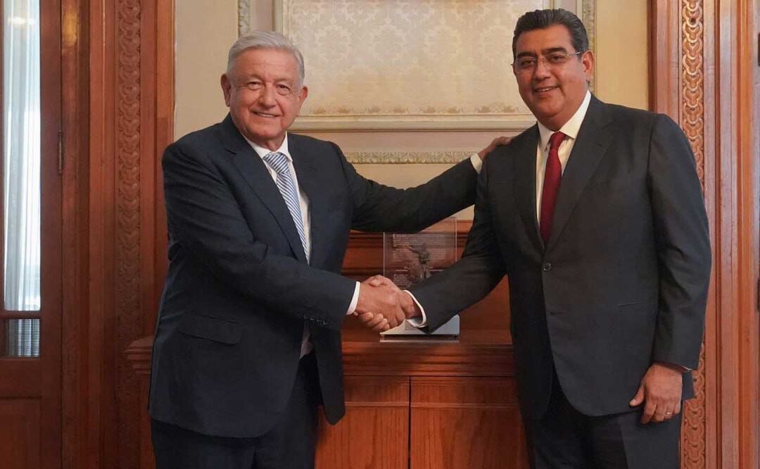 El gobernador de Puebla, Sergio Salomón, compartió en redes sociales una fotografía de su reunión con el presidente López Obrador |  Foto: Twitter Sergio Salomón