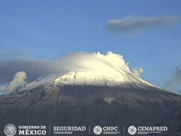 Entre nubes, así amanece el volcán Popocatépetl