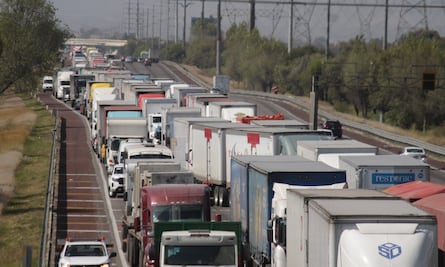 Autopista México-Puebla: Tráiler impacta contra auto y deja un lesionado