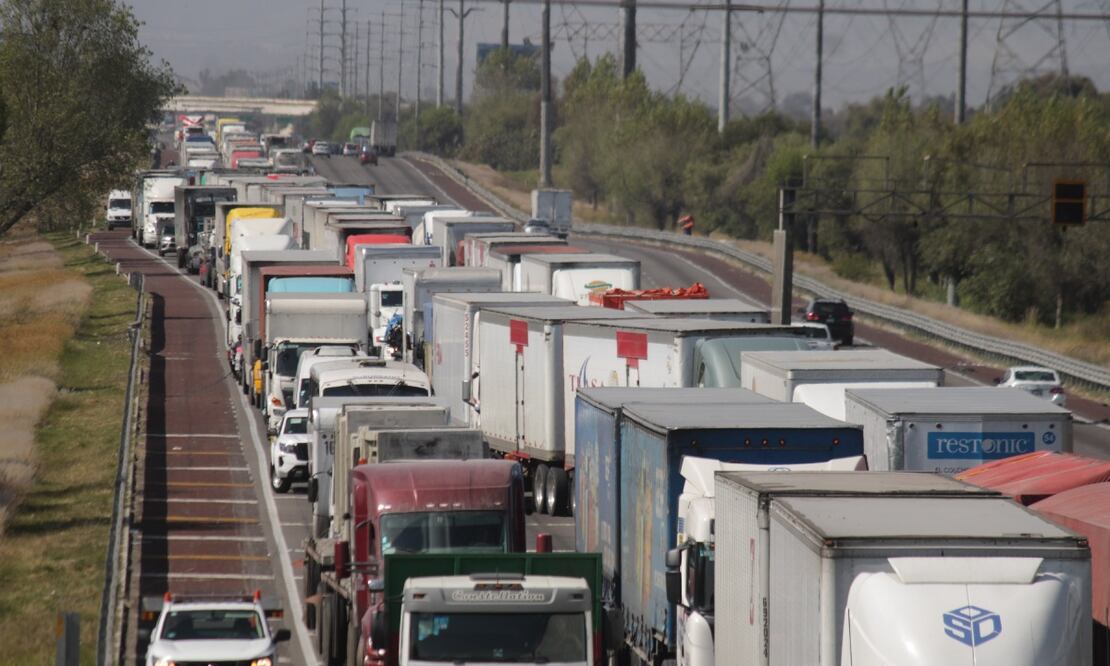 Tráiler impacta contra auto y deja un lesionado en la autopista México-Puebla | ES IMAGEN