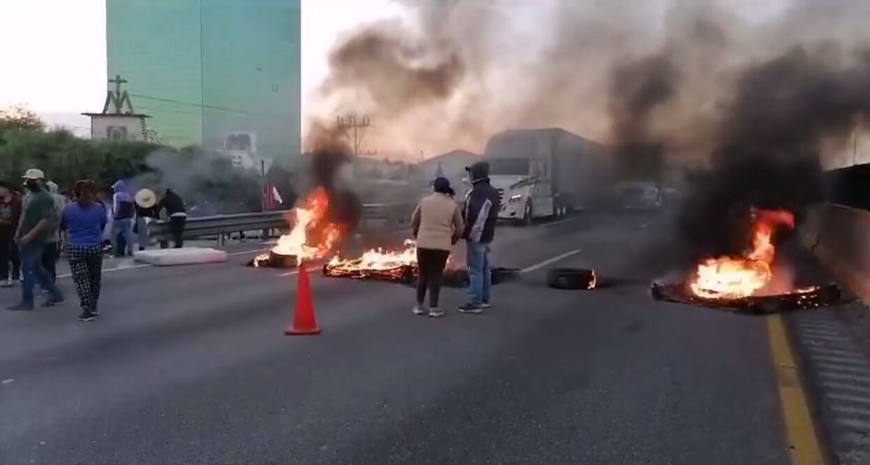 Un enfrentamiento en la localidad de Santa Ana Xalmimilulco dejó policías lesionados y detenidos | Foto: Agencia Es Imagen para El Universal Puebla