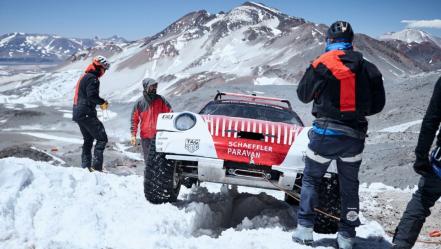 Porsche 911 deja las pistas y es llevado al extremo hasta la cima de un volcán