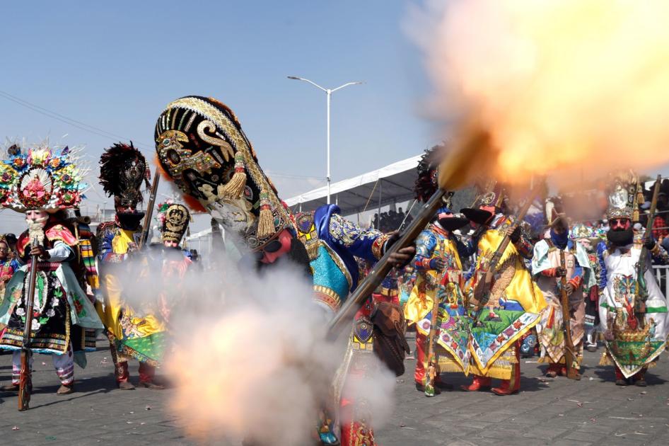 Un danzante del Carnaval de Huejotzingo quedó envuelto en llamas tras una explosión | Foto: EsImagen para El Universal Puebla